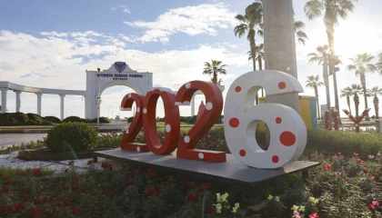 Geri dönüşümle hazırlanan yeni yıl süslemeleri Mersini renklendirdi