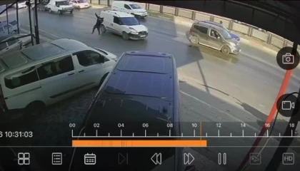 Hafif ticari araç yayaya çarptı: O anlar kamerada