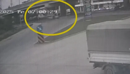 Hafif ticari aracın çarptığı yaya yola savruldu, kaza anı güvenlik kamerasına yansıdı