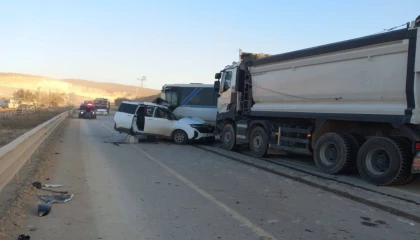 Hafif ticari araçla minibüs çarpıştı: 1 ölü