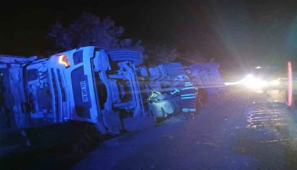 Hassada devrilen tırın sürücüsü yaralandı