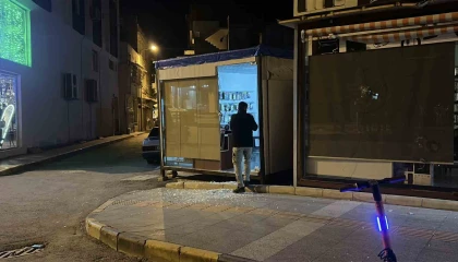 Hatayda 6 araç ve 4 iş yerinin camlarını taşla kırdılar