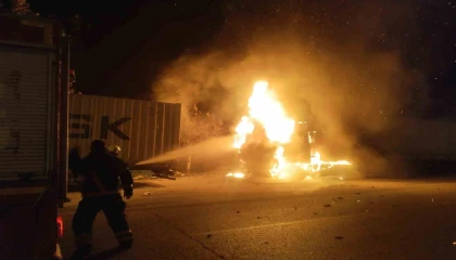 Hatayda alevlere teslim olan tır kullanılamaz hale geldi