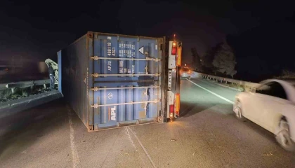 Hatayda fırtına nedeniyle tırlar devrildi