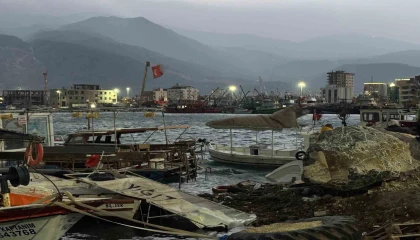 Hatayda fırtınanın etkisiyle 5 tekne ve 1 yat alabora oldu