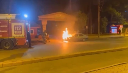 Hatayda seyir halindeki otomobil alevlere teslim oldu