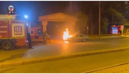 Hatay'da seyir halindeki otomobil alevlere teslim oldu