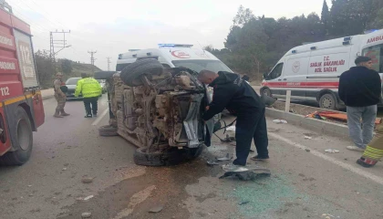 Hatayda takla atan otomobil yan yattı: 5 yaralı
