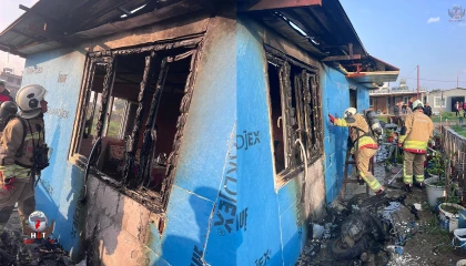 Hatay’da tek katlı ev çıkan yangında küle döndü
