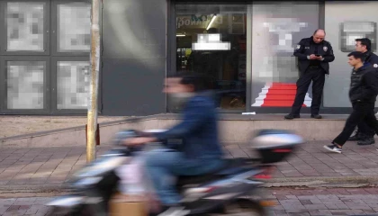 Hırsızlık için girdiği markette 3 çalışanı bıçakla yaraladı