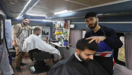 İlk kez görenleri şaşırtan mobil berber, bir ‘Alo ile müşterilerinin ayağına giderek VİP hizmet veriyor