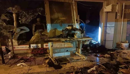 Ispartada iç giyim mağazasında çıkan yangın itfaiye ekiplerince söndürüldü
