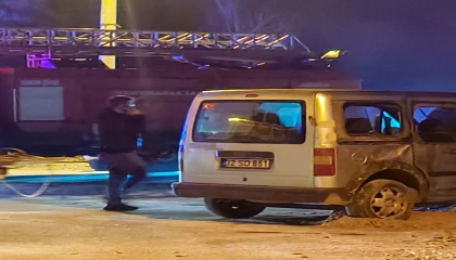 Ispartada kontrolden çıkan hafif ticari araç devrildi: 2 yaralı