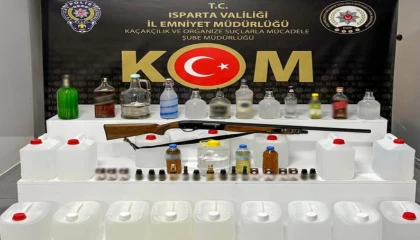 Ispartada Narkotik ve KOMdan çifte operasyon: Sentetik kâğıtlar ve kaçak alkol yakalandı