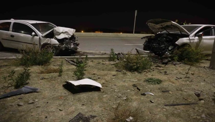 Kafa kafaya çarpışan otomobiller hurdaya döndü: 2 yaralı