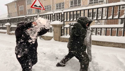 Kahramanmaraş güne karla uyandı: En çok sevinen çocuklar oldu