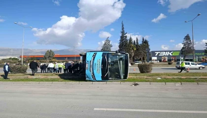 Kahramanmaraşta aracın çarptığı halk otobüsü devrildi: 13 yaralı