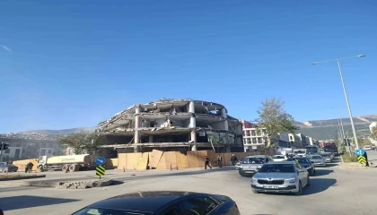 Kahramanmaraşta depremde hasar alan iş merkezi yıkıldı