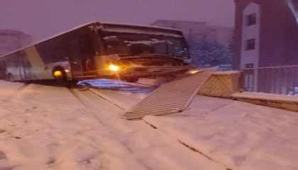 Kahramanmaraşta kar kazaları beraberinde getirdi