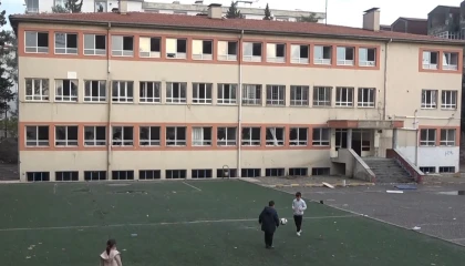 Kahramanmaraşta yarım asırlık okul yıkılmayı bekliyor