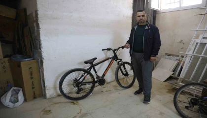 Kameralara yakalanan bisiklet hırsızına Yazık yaşın genç diye şikayetçi olmadık, bir an önce iş bul ve çalış diyerek nasihat etti