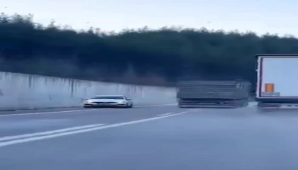 Kamyonun sollama manevrası kazaya neden oluyordu: O anlar kamerada