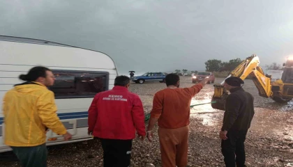 Karavanla denize sürüklenen Rus turistler kurtarıldı