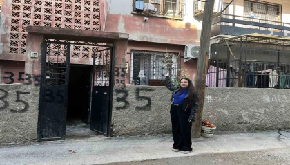 Kargoyu aracından inmeden bahçeye fırlattı