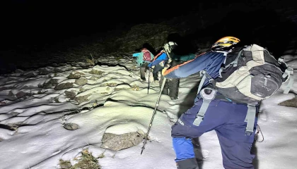 Karla kaplı dağa tırmanıp mahsur kalan 3 arkadaş kurtarıldı