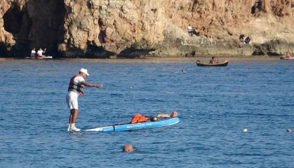 Karlı dağların gölgesinde 20 derecelik sıcak havada deniz keyfi yaptılar
