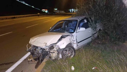 Kaza yapan otomobil refüjde terk edilmiş bulundu