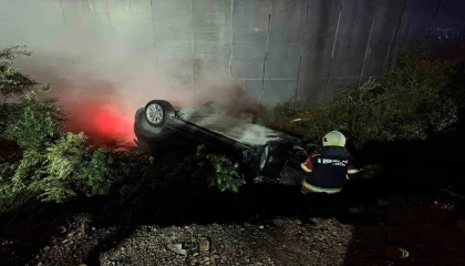 Kaza yapıp ters dönen elektrikli araçtaki yangına ekipler müdahale etti