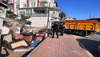 Kepezde müstakil ev çevresindeki 2 kamyon çöp atık malzeme toplandı