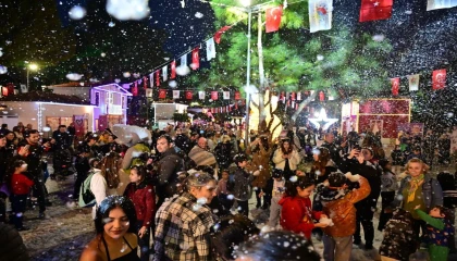 Kepezde yeni yıl heyecanı suni kar yağışıyla başladı