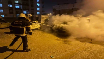 Kırıkhanda hafif ticari araç yandı