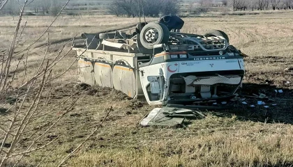 Kontrolden çıkan kamyon şarampole devrilerek takla attı: 1 yaralı