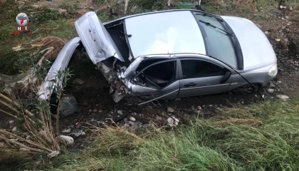 Köprüden uçan otomobilin sürücüsü yaralandı