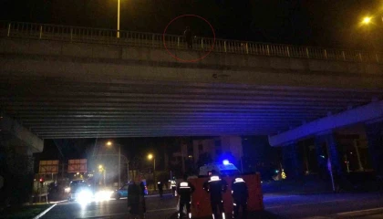 Köprüye çıkan kadını polis ölümün ucundan aldı, izleyenlerin arasından çıkan sözler pes dedirtti