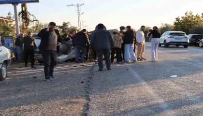 Kozan-Kadirli yolunda hatalı sollama kazaya neden oldu: 2 ağır yaralı