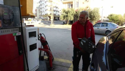 LPG pompası takılıyken hareket eden araca pompacı son anda müdahale etti