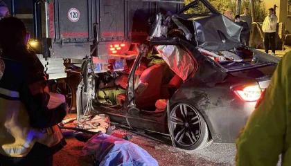 Lüks otomobil kamyona ok gibi saplandı: 1 ölü, 2 yaralı