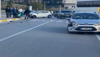 Manavgatta iki otomobil çarpıştı, sürücülerden biri yaralandı