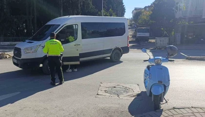 Manavgatta minibüsle çarpışan motosikletli yaralandı