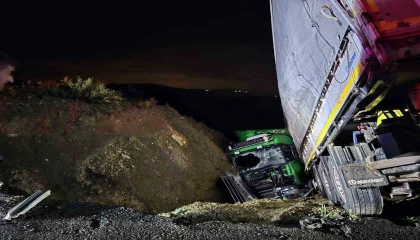 Manavgatta şarampole devrilen tırın sürücüsü ağır yaralandı