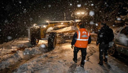 Mersin Büyükşehir Belediyesi, kar yağışına karşı 13 ilçede 7/24 teyakkuzda