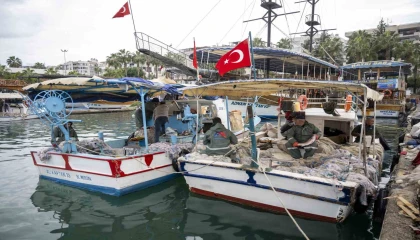 Mersinde balıkçılara ekipman desteği sürüyor