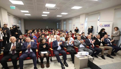 Mersinde Çocuk Meclisi üyeleri sertifikalarını Başkan Seçerden aldı