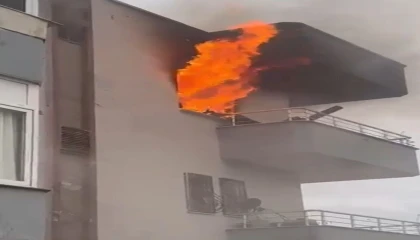 Mersinde ev yangını alevler pencereden çıktı
