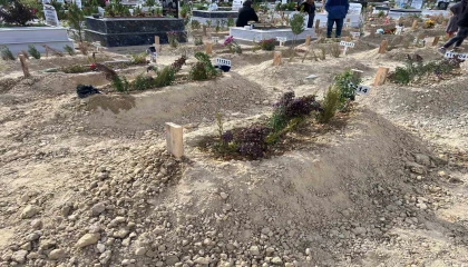 Mersinde komşusu tarafından öldürülen anne ve oğlu toprağa verildi