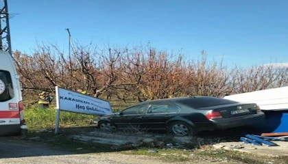 Mersinde otomobil otobüs durağına çarptı: 2 yaralı